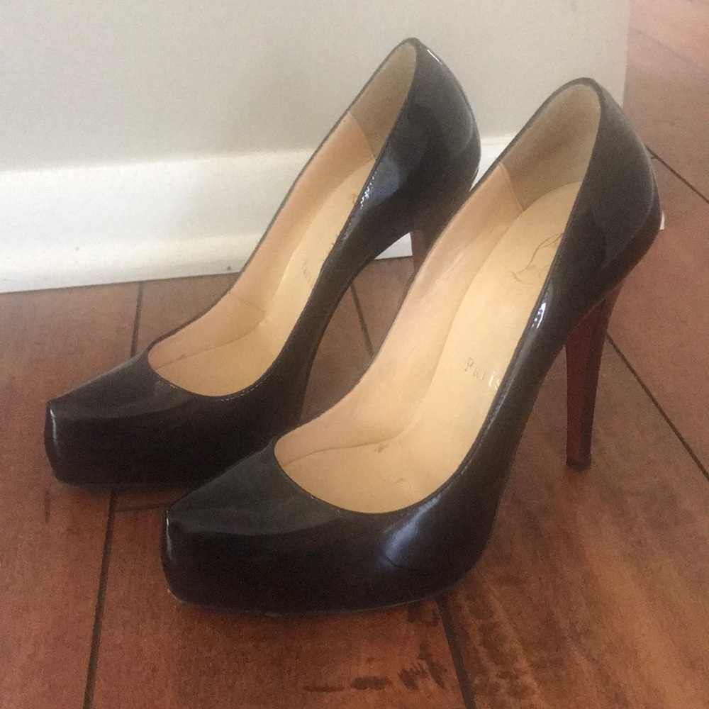 Christian Louboutin Pump.